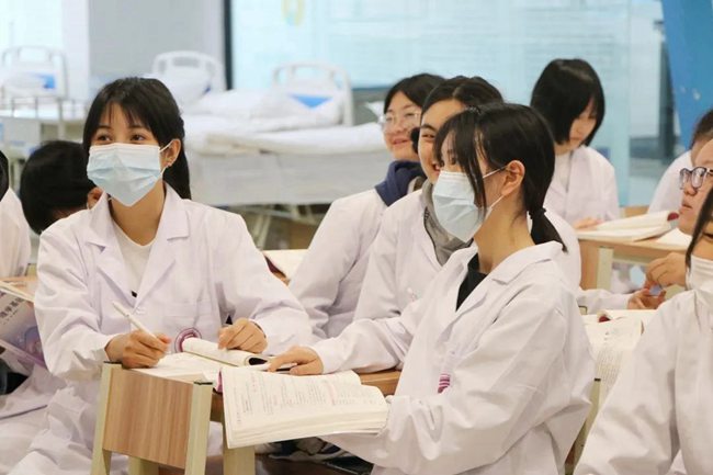 学院大门